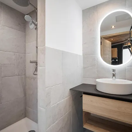 Aparthotel Quartz *