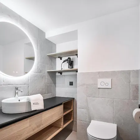 Quartz Aparthotel 4*